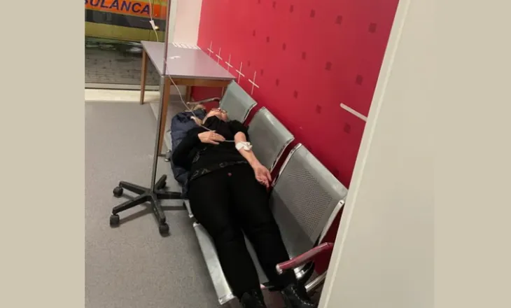 Albana Vokshi denoncon skandalin/ Pacientja me serum në dorë e shtrirë në karriget e korridorit