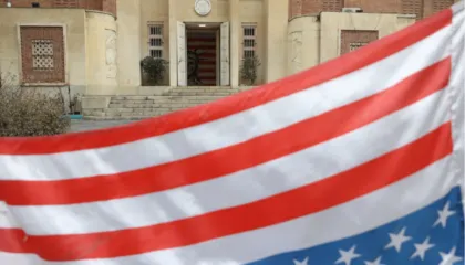 Ambasada e SHBA-së u bën thirrje qytetarëve amerikanë të largohen nga Irani