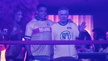 Ancelotti “harbohet” në Rio së bashku me Ronaldon dhe “Drum Queen” (fotot)