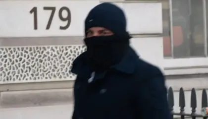 Angli, shqiptari punonte oficer emigracioni, vidhte emigrantët/ Akuza edhe për mashtrim në marrjen e pasaportës britanike