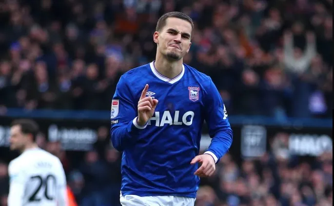 Anis Mehmeti i jashtëzakonshëm. Gol, asist dhe “Lojtari i ndeshjes”. Ipswich vetëm 3 pikë larg… Premier League (video)