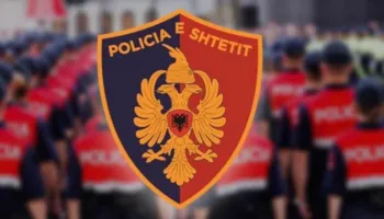 “Apel shoferëve…”/ Aksi Librazhd-Përrenjat zhbllokohet pas rreth 8 orësh, policia: Qarkullimi i lirë në të dy kahet