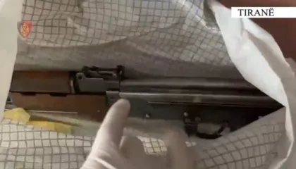 Armë kallashnikov pa leje e fshehur në banesë, 33-vjeçari arrestohet në Tiranë