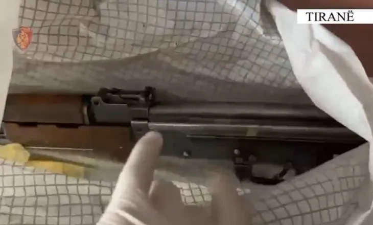 Armë kallashnikov pa leje e fshehur në banesë, 33-vjeçari arrestohet në Tiranë