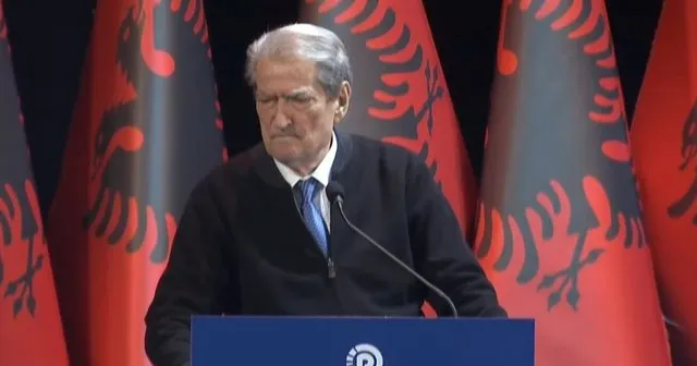 “Armiku i lirë, pas Enver Hoxhës”/ Berisha në ‘foltore’, Kamëz: Zgjedhjet elektorale, farsë…