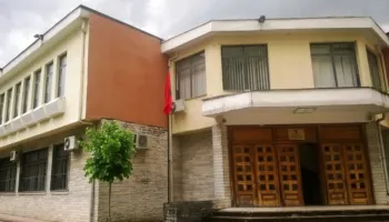 Arrest në shtëpi për 93-vjeçarin/ Familjarët: Po na kërcënon me jetë, të largohet!