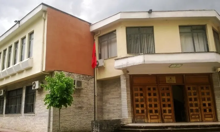 Arrest në shtëpi për 93-vjeçarin/ Familjarët: Po na kërcënon me jetë, të largohet!