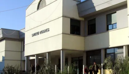 Arrestohet 55-vjeçari në Durrës, dhunoi gruan e vajzën dhe pastaj i nguli thikën vetes