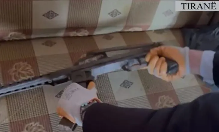Arrestohet 63-vjeçari/ E kishte kthyer shtëpinë në ‘arsenal armësh’ (EMRI)