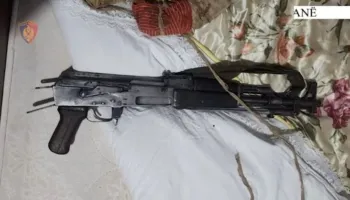 Arrestohet flagrancë 48-vjeçari në Tiranë/ Mbante fshehur në banesë, kallashnikov