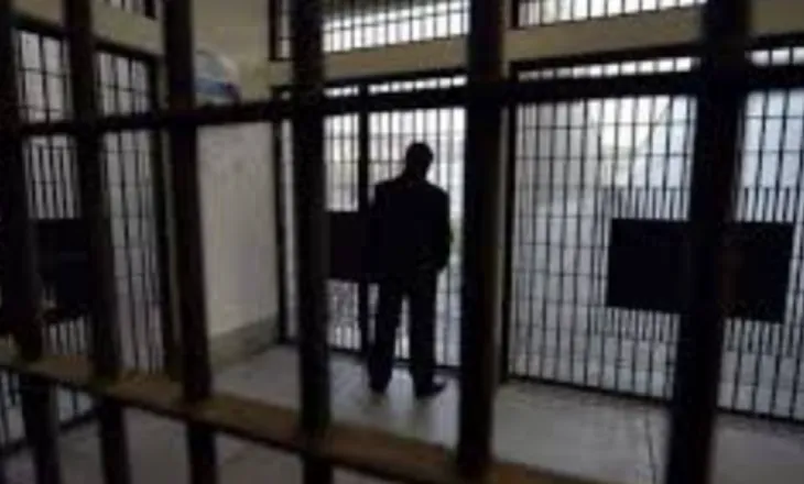 Arrestohet gardiani i burgut në Kosovë, tentoi të fusë lëndë narkotike në qeli