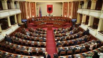 Arroganca e kartonave/ Mazhoranca rrëzon 6 nisma ligjore të propozuara nga opozita