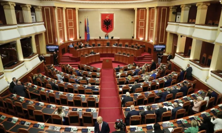 Arroganca e kartonave/ Mazhoranca rrëzon 6 nisma ligjore të propozuara nga opozita