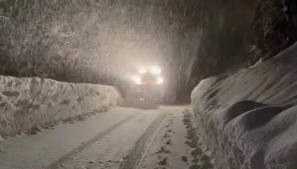 ARRSH: Reshje të dendura bore në Qafë Thore, po punohet me dy borëpastruese