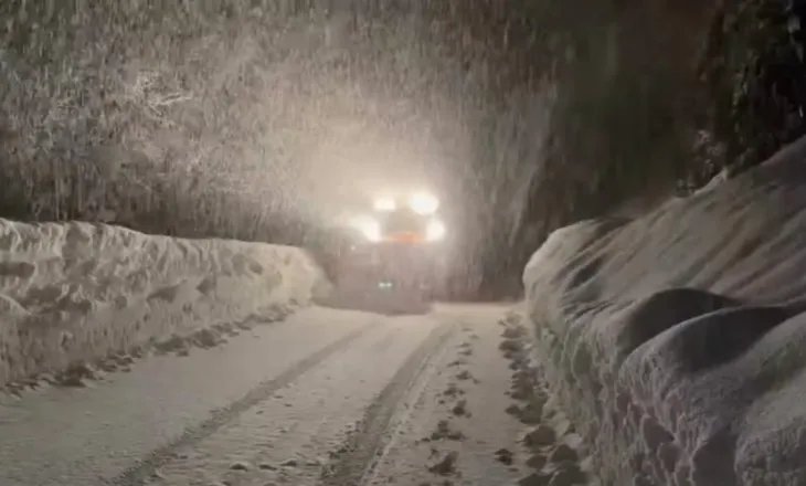 ARRSH: Reshje të dendura bore në Qafë Thore, po punohet me dy borëpastruese