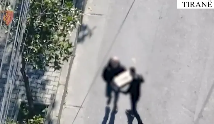 Arsenal armësh i fshehur në Tiranë, ishin sjellë nga Kosova, në pranga 4 persona