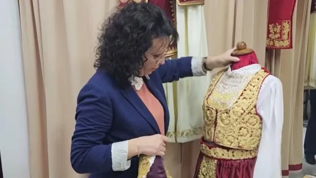 Artizanët në Gjirokastër në betejë për ruajtjen e identitetit të veshjeve