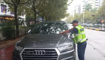 Ashpërsohen masat/ Policia e Vlorës nis aksionin kundër parkimit të dyfishtë