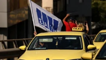‘Athina pa taksi’/ Greva e taksistëve në Greqi, protesta drejt Ministrisë së Transportit