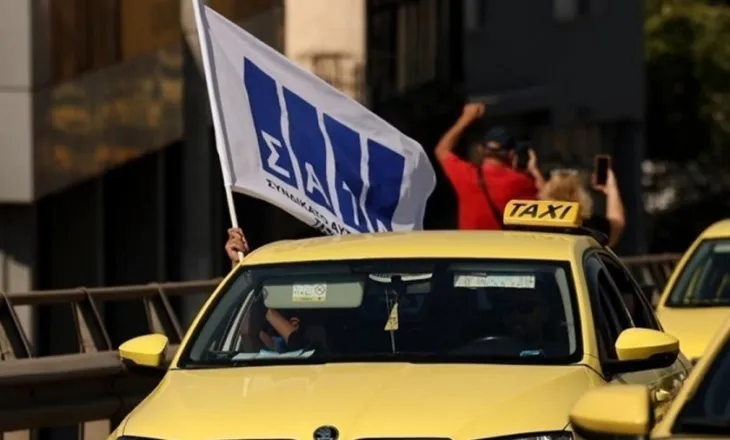 ‘Athina pa taksi’/ Greva e taksistëve në Greqi, protesta drejt Ministrisë së Transportit