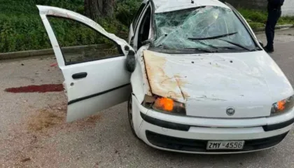 Athinë/ Vodhën automjetin e prindërve, aksidentohen tre 15 vjeçarë, mes tyre dhe një Shqiptar. Humb jetën një prej tyre