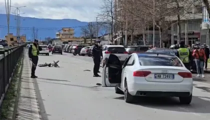 “Audi” përplas biçikletën në Vlorë, një person një gjendje të rëndë