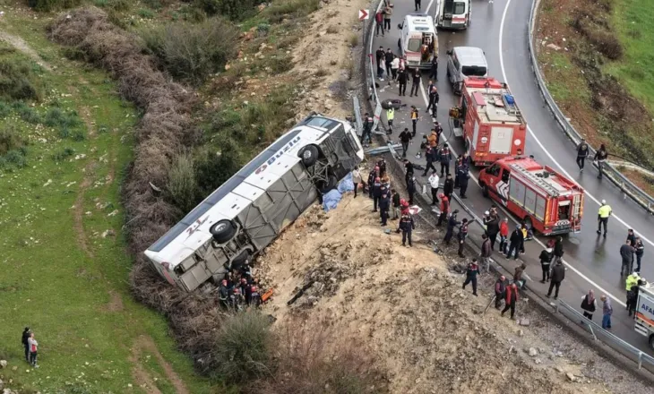 Autobusi përplaset në Antalia, 8 të vdekur dhe 26 të plagosur