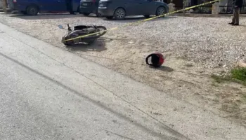 Automjeti përplas motorin në Kukës, përfundon në spital drejtuesi