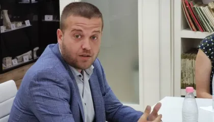 “Azem ti je gjallë”, deputeti i PS për Berishën: Vjen një moshë që njeriu nuk mundet ta…