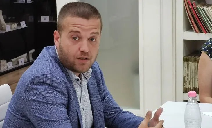 “Azem ti je gjallë”, deputeti i PS për Berishën: Vjen një moshë që njeriu nuk mundet ta…