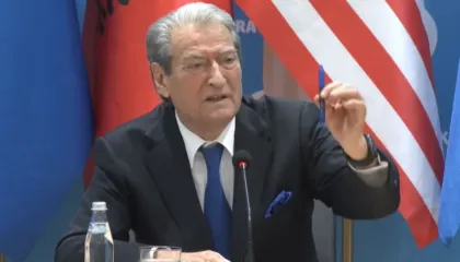 “Bajlozi i zi!”/ Berisha në mbledhjen e grupit: Rama u damkos në KE…