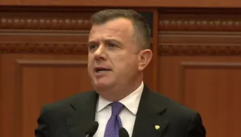 Balla i shqetësuar për parkimin dysh: Sjellin rrezik aksidentesh