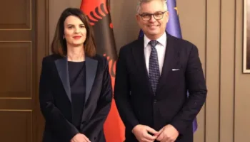 Balluku jashtë takimeve të Komisionerit të Bashkimit Evropian në Tiranë, si e shmangu Brunner zv/kryeministren…