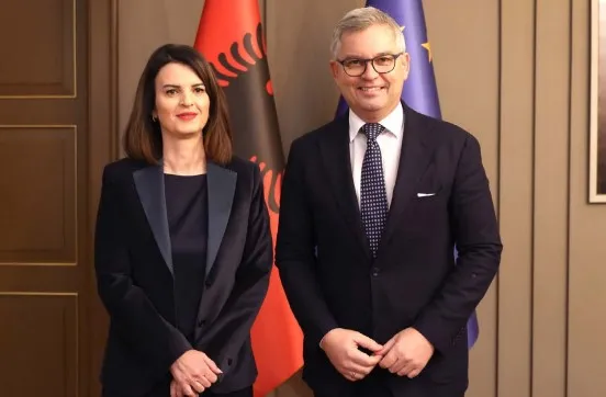 Balluku jashtë takimeve të Komisionerit të Bashkimit Evropian në Tiranë, si e shmangu Brunner zv/kryeministren…