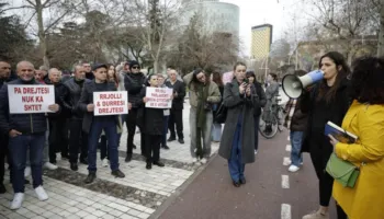 “Balluku o hajdute pronash!” Banorët e Durrësit dhe Rrjollit kundërshtojnë  para Kuvendit projektet TID dhe resortin
