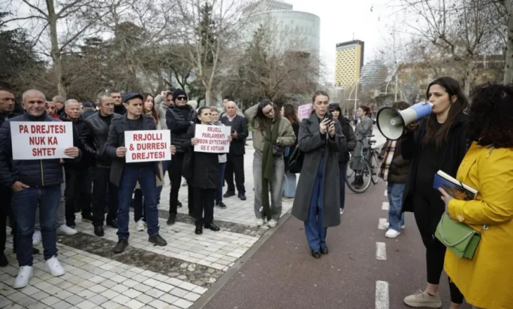 “Balluku o hajdute pronash!” Banorët e Durrësit dhe Rrjollit kundërshtojnë  para Kuvendit projektet TID dhe resortin