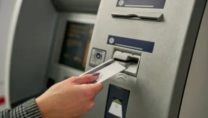 Bankomatet me kurse këmbimi transparente/ Rregulla të reja për tarifat bankare, klientët do të informohen për çdo komision