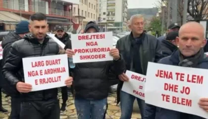Banorët e BaksRrjollit dhe Durrësit sot në protestë para parlamentit