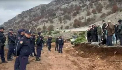 Banorët e fshatit Baks-Rrjoll në Velipojë pushtojnë kantierin e kompanisë ndërtimit