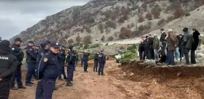 Banorët e fshatit Baks-Rrjoll në Velipojë pushtojnë kantierin e kompanisë ndërtimit