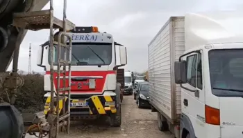 Banorët e fshatrave të Thumanës bllokojnë aksin që lidh zonën me autostradën Thumanë-Kashar: Rregulloni rrugën