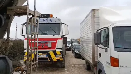 Banorët e fshatrave të Thumanës bllokojnë aksin që lidh zonën me autostradën Thumanë-Kashar: Rregulloni rrugën