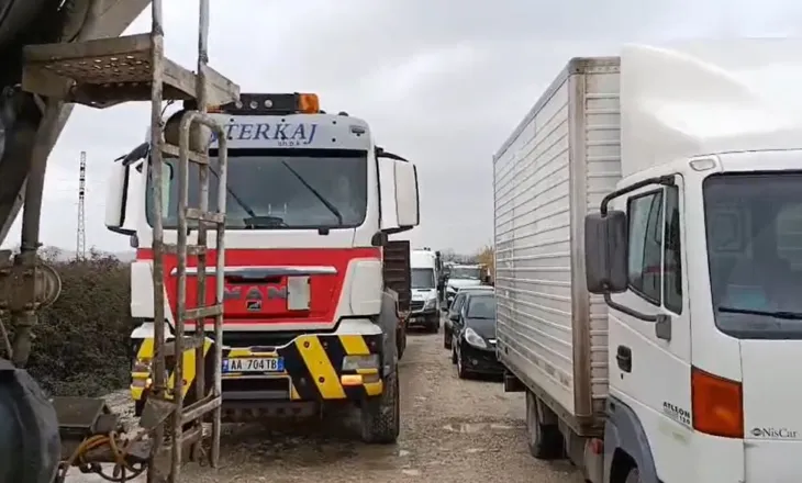 Banorët e fshatrave të Thumanës bllokojnë aksin që lidh zonën me autostradën Thumanë-Kashar: Rregulloni rrugën