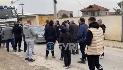 Banorët e Luzit bllokojnë rrugën: Do e përshkallëzojmë nëse s’ka zgjidhje! Kalaja: Policia larg duart nga protestuesit