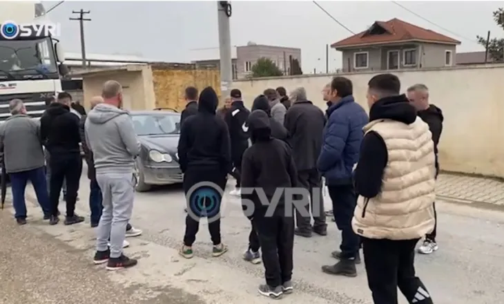 Banorët e Luzit bllokojnë rrugën: Do e përshkallëzojmë nëse s’ka zgjidhje! Kalaja: Policia larg duart nga protestuesit