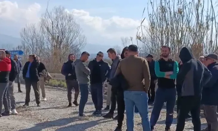 Banorët e Njësia Administrative Thumanë në protestë, bllokojnë nënkalimin e autostradës Thumanë–Kashar