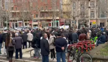 Banorët e Rrjollit dhe të Durrësit protestojnë përpara Parlamentit