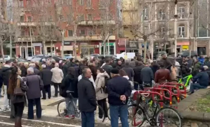 Banorët e Rrjollit dhe të Durrësit protestojnë përpara Parlamentit