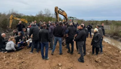 Banorët e Rrjollit në Velipojë vazhdojnë protestën kundër resortit të Bashkim Ulajt në pronat tyre