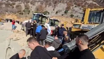 Banorët e Rrjollit përplasen me rojet private, i hedhin në kanal dhe i përzënë me gurë, momentet e tensionit